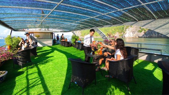 Alova Premium Cruise: Enjoy Tasty drinks on Sundeck