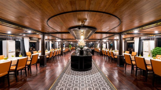 Victory Star Cruise: Roomy Restaurant