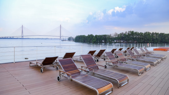 Broad Sundeck with panoramic view