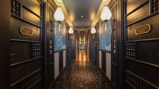 Verdure Lotus Luxury Cruise: The warm and cozy lobby