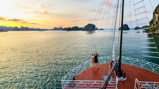 Alisa Premier Cruise: Sunset on Lan Ha Bay