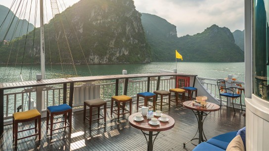 Paradise Sails: Sightsee the charming bay