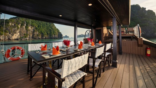 Prince Private Cruise: Sightseeing miraculous bay on private junk