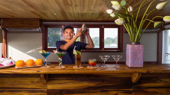Amazing Sails Private Luxury Cruise: Enjoy fresh drink from the Bartender