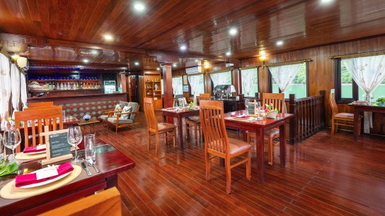 Amanda Legend Cruise: Enjoy the scecery while eating