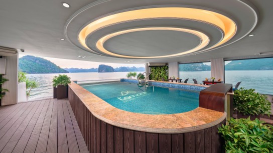 Lamour Cruise: High End Pool Amenities