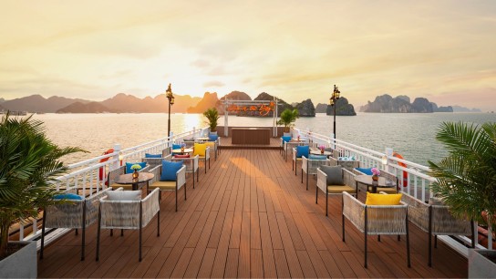 Cozy Bay Grand Cruise: Beautiful Sunshine on Sundeck