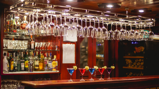 Dragon Pearl Junk: Tropical cocktails bar on the mid-range cruise