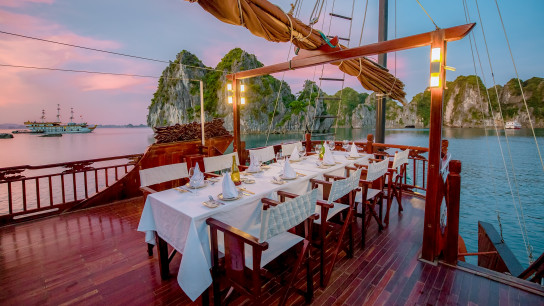 Dragon Pearl Junk: Impressive outdoor dinner on junk boat