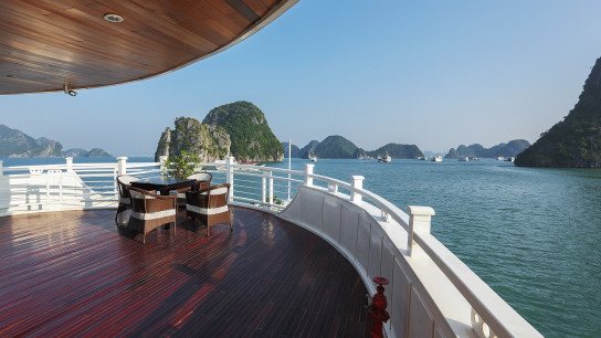 Starlight Cruise: Front Deck Mid-range Cruise Seating