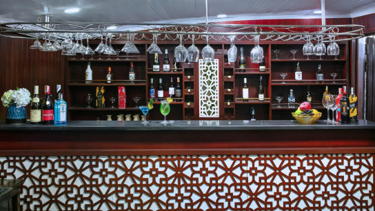 La Regina Classic Cruise: Sip on drink tropical cocktails