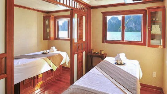 Paradise Peak Cruise: Le Parfum Spa on Small Boat