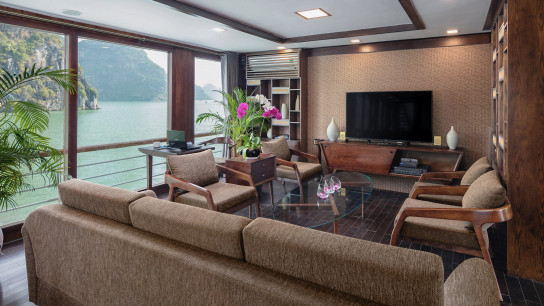 Orchid Classic Cruise: Comfy restaurant lounge for family