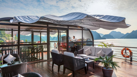 Orchid Premium Cruise: Airy sky bar