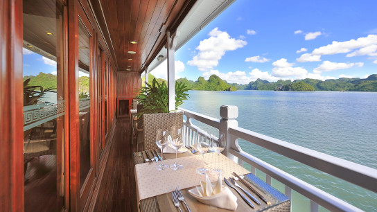 Garden Bay Peak Cruise: Outdoor Dining Balcony