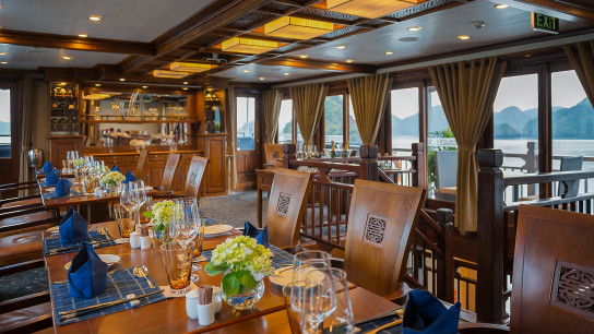 Garden Bay Peak Cruise: Paradise Peak Traditional Restaurant