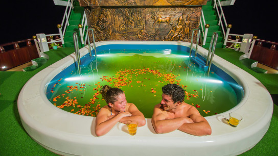 Dragon Legend Cruise: Sharing and romantic time together