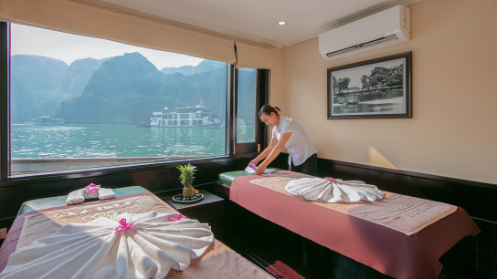 MilaLux Cruise: Warm spa overlooking Ha Long Bay