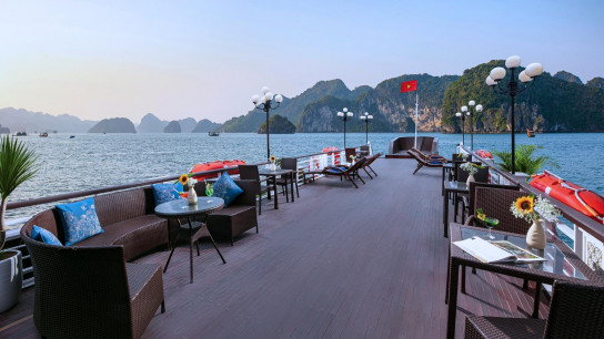 La Regina Classic Cruise: Breathtaking Bai Tu Long Bay scenery