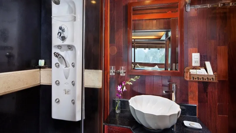 Paloma Cruise Suite Bathroom