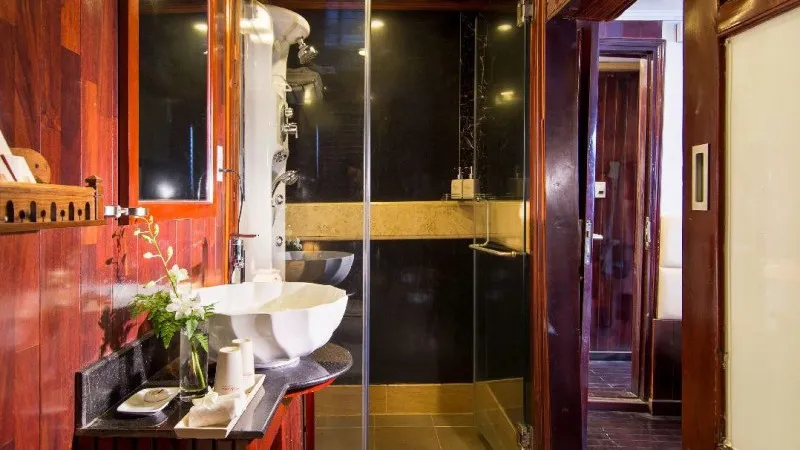 Paloma Cruise Bathroom