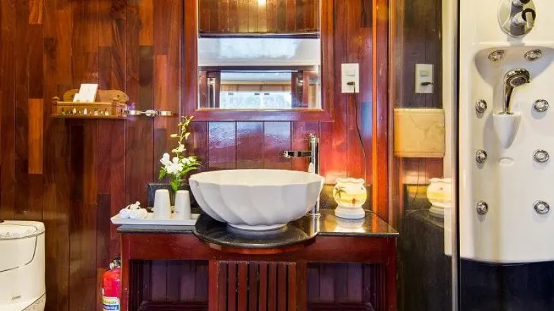 Paloma Family Executive Suite Bathroom