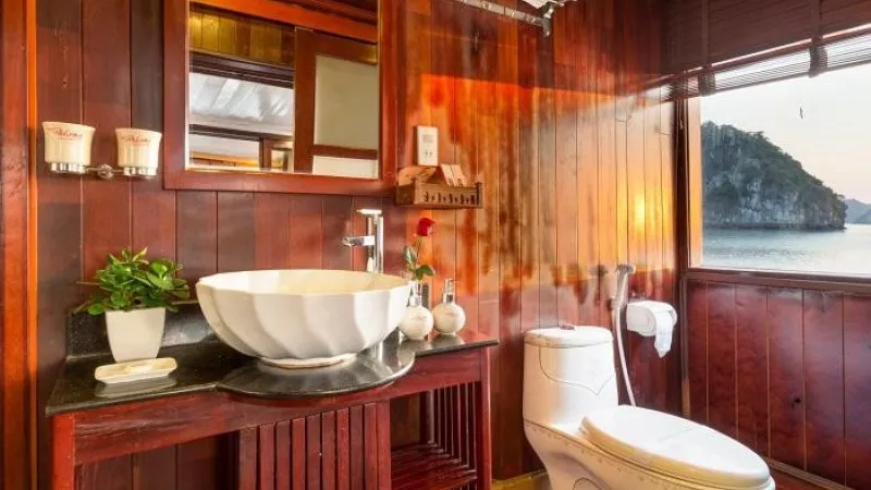Paloma Family Executive Suite Bathroom