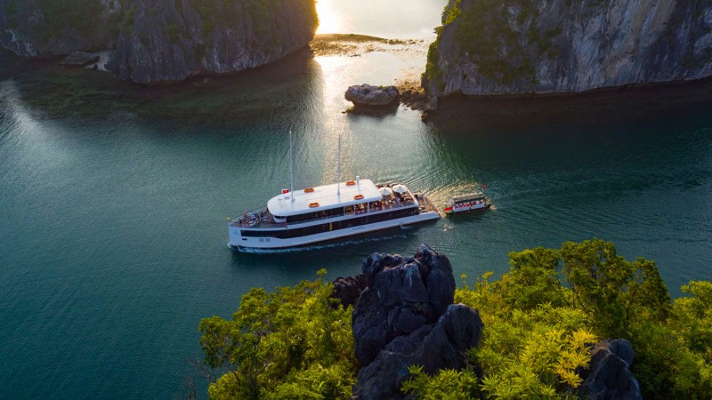 Jade Sails Cruise is one of the very few 5-star day cruises in Lan Ha Bay.