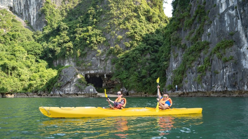 Go kayaking to discover the stunning Luon Cave
