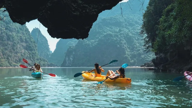 Explore Dark&Bright Cave in Cat Ba Island By Kayaking