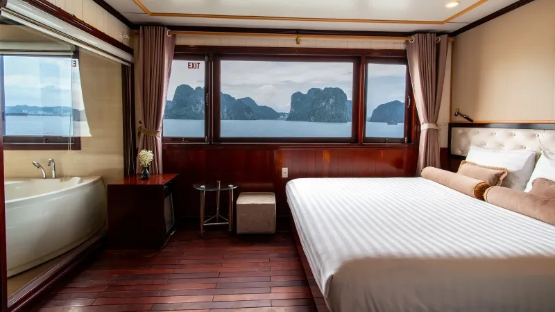 Enjoy the scenery of Bai Tu Long