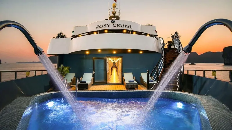 Impressive Jacuzzi with double faucets