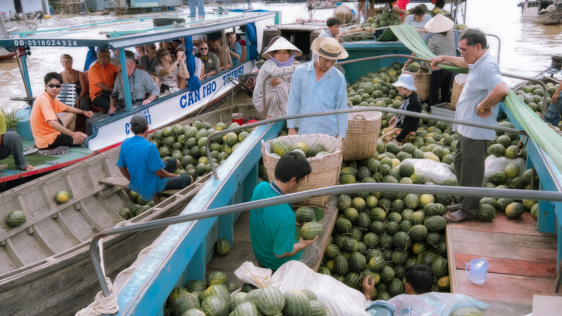 Bustling Cai Rang Floating Market