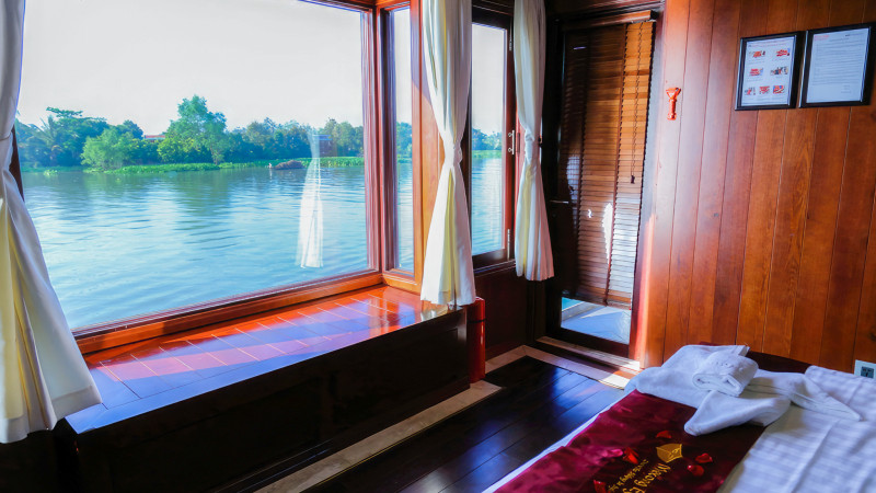 Huge River-view Window