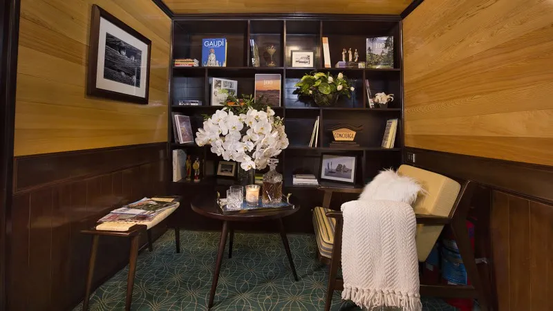 Hera Reception Concierge Floor