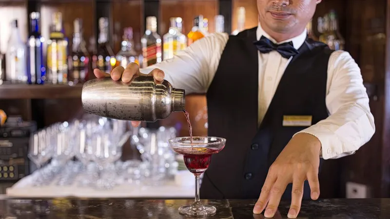 Enjoy cocktails with expert bartender