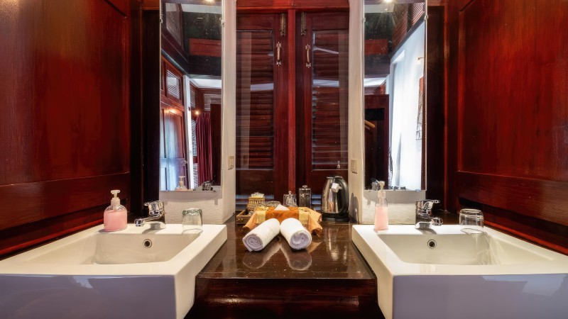 Modern amenities in Bathroom