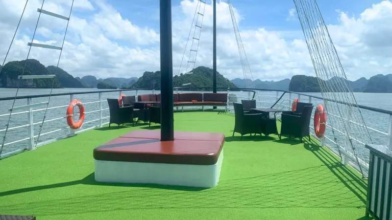 Airy Sundeck with Green artificial grass