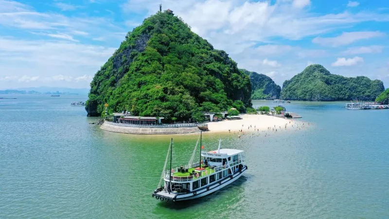 Sailing to the Pretty Titop Island