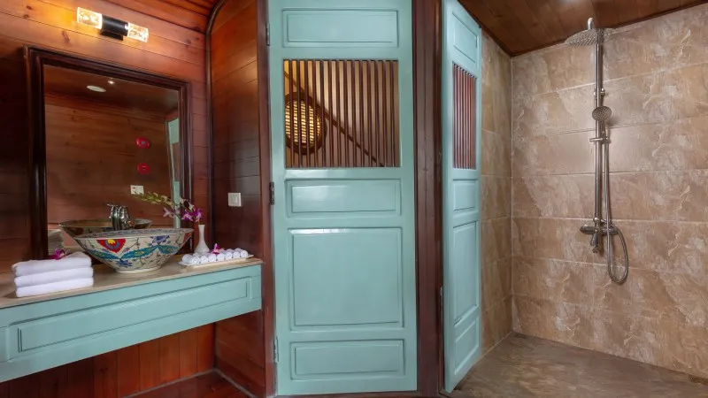 The clean bathroom onboard