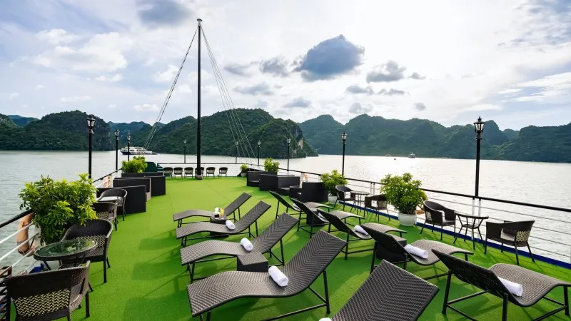 Excellent Deck for Sunbathing and Relaxing