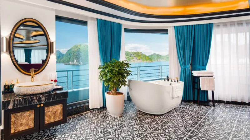Jacuzzi bathtub with Halong Bay view