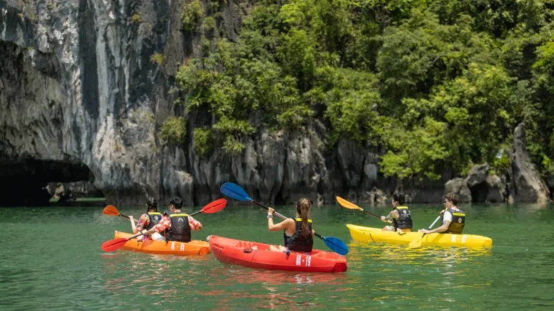 Kayak in Luon Cave area