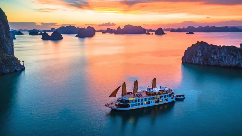 Overnight on a luxury small boat