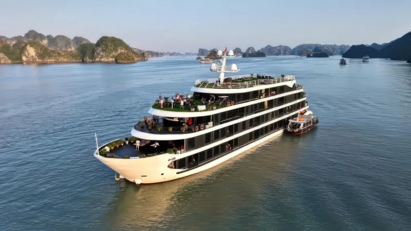 A 5-star cruise in Lan Ha Bay