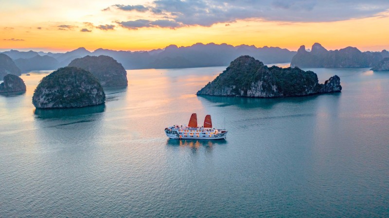 El encantador junco navega lentamente hacia los lugares más famosos de la bahía de Halong