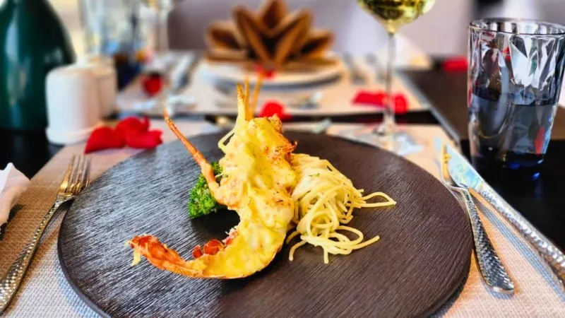 Elegant decoration of fine dining dishes
