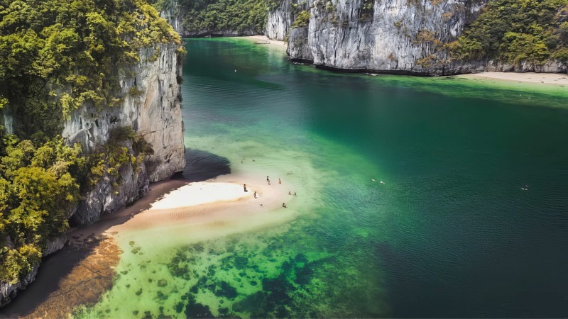 Ba Trai Dao Beach has pristine scenery and crystal-clear waters.