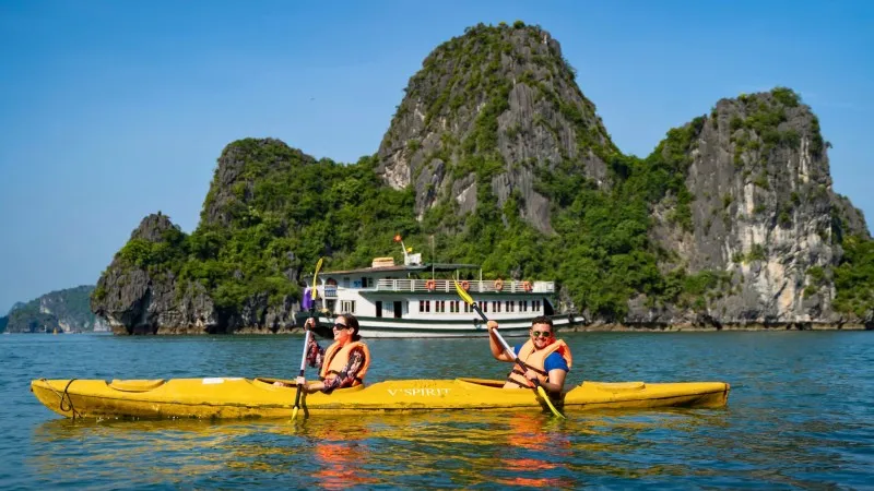 Kayaking to discover the bay