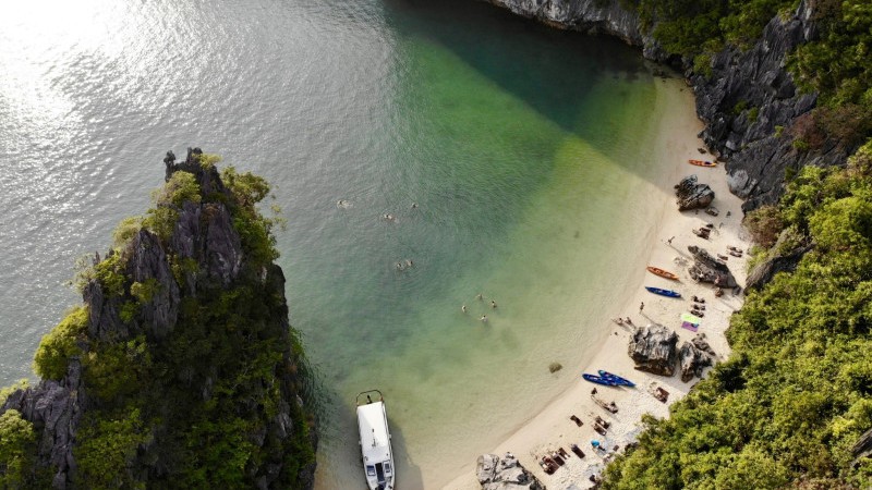 El impresionante islote Ba Trai Dao es un lugar sereno y hermoso para actividades acuáticas